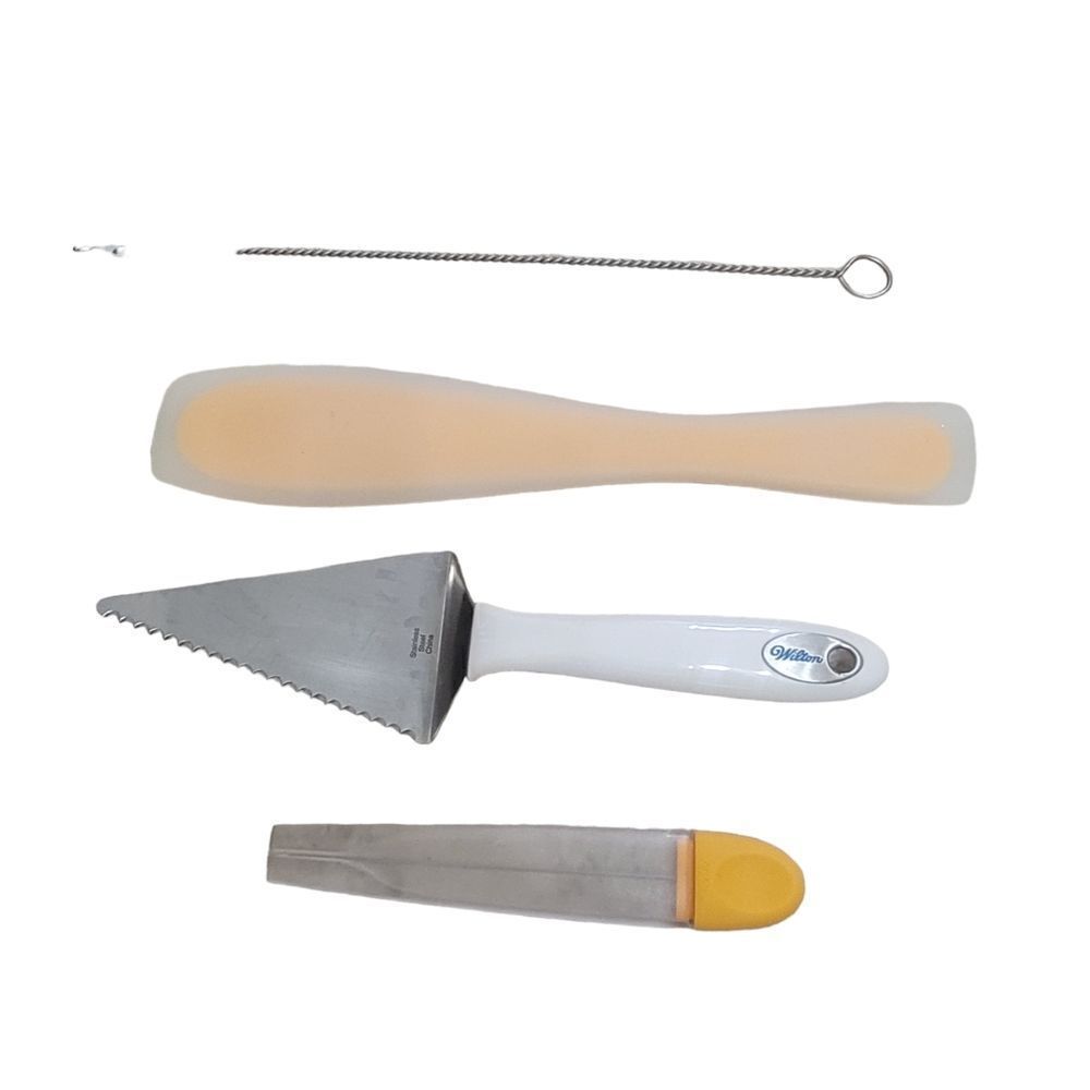 Wilton cake tool set - Picture 3 of 3